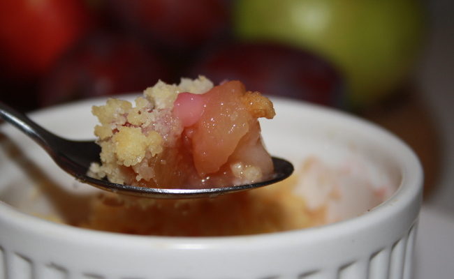 owoce zapiekane pod kruszonką